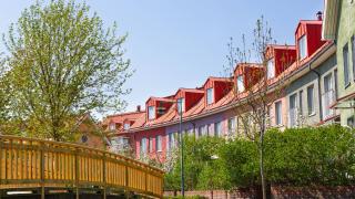  Landskapsvy över det färgglada bostadsområdet Kartanonkoski.