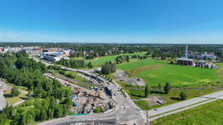 Ilmakuva, jossa näkyy puistoa, sitä ympäröiviä katuja ja rakennuksia.