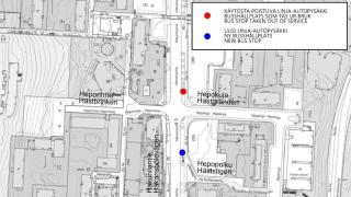Mustavalkoinen karttakuva Hakunilantiestä Hepokujan risteyksestä, jossa punaisella ympyrällä esitetty poistuvan linja-autopysäkin sijainti ja sinisellä ympyrällä uuden linja-autopysäkin sijainti.