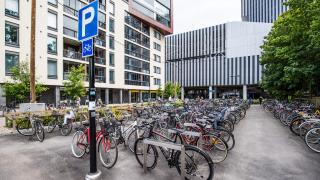 Polkupyöriä pysäköitynä Tikkurilan asemalla