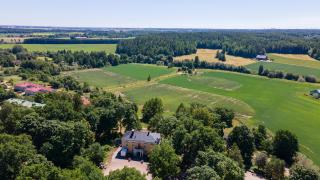 Katrinebergin kartano ilmakuvassa.