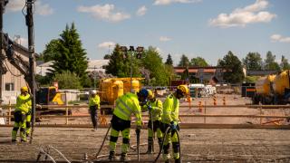 Työmiehet pumppaavat betonia muottiin.