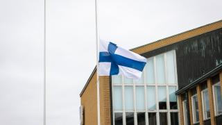 Lippu puolitangossa kaupungintalon edustalla.