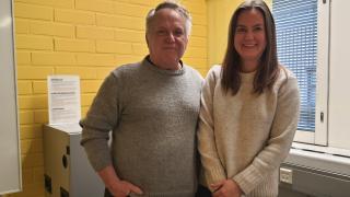 Janne Salomaa och Maiju Rundman deltar i valdiskussionen på språkcaféet