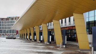 Kivistön uuden bussiterminaalin katos ja laiturit.