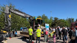 Kuva Kuusikkofest tapahtumasta, jossa mukana ratikasta kaivuri.