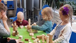 Lapset leikkivät pöydän ääressä.