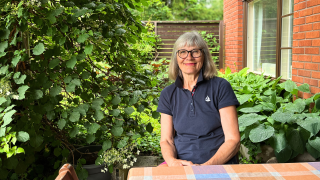 Marja-Leena Vikman istumassa terassillaan.