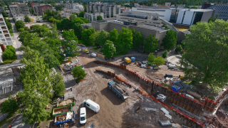 Kuvassa näkyy Kirjastopuiston työmaa.