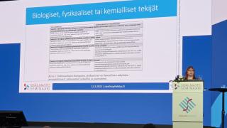Riitta Karjalainen pitää esitelmää ja näyttää diaa Sisäilmastoseminaarissa 2025.
