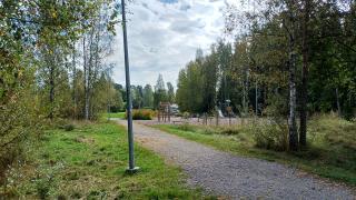 Vehreä Ester Koskelaisen puisto syyskuussa 2025.