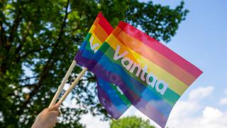 Kaksi pride lippua Vantaa-tekstillä.