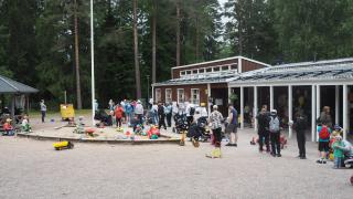 Puistoruokailijoita jonossa Vihertien asukaspuistossa.