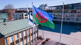 Kansainvälisen romanipäivän liputus kaupungintalolla