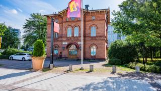 Vantaan kaupunginmuseo edestä.