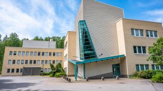 lukiorakennus ulkoa kuvattuna.