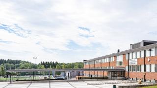 Sotungin lukiorakennus ja pihaa.
