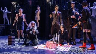 Lukiolaiset esiintyvät älykkäässä koko perheen goottihenkisessa The Addams Family komediamusikaalissa.