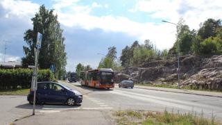 Auto- ja bussiliikennettä Vaaralassa.