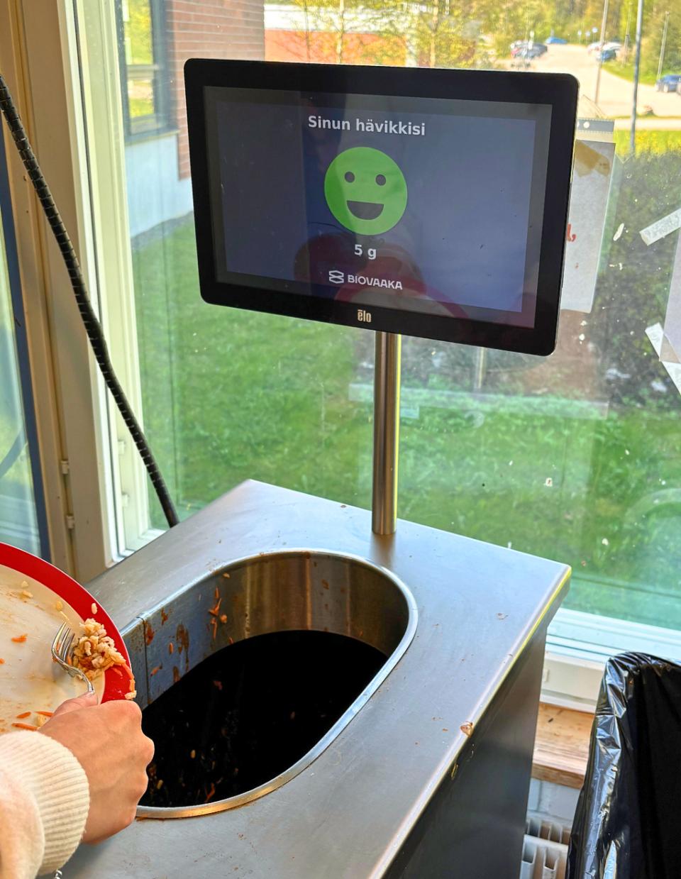 Hävikkivaaka, joka näyttää iloista naamaa, kun sinne laitetaan vain vähän biojätettä.