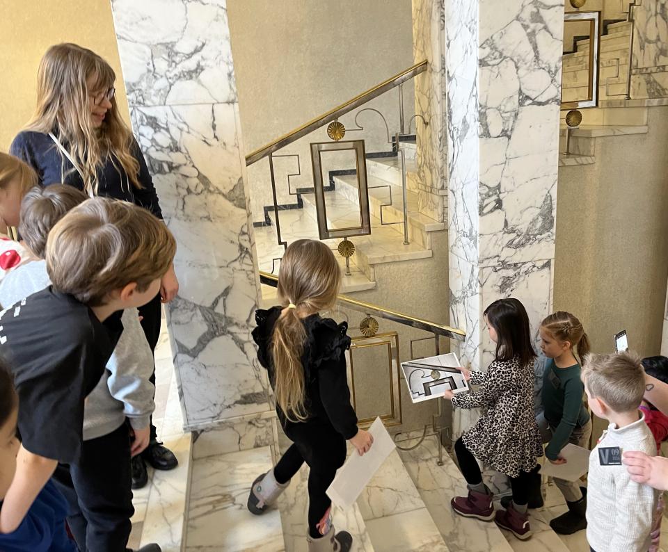 Eskarilaiset kuvasuunnistavat eduskunnassa.